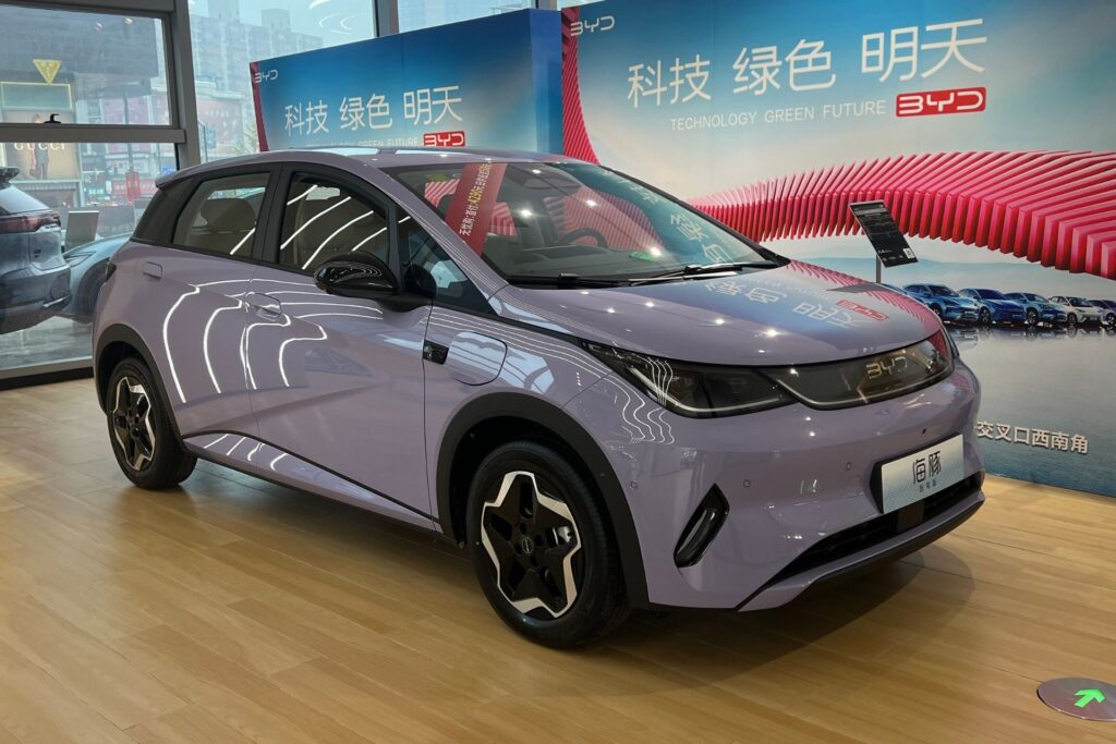 BYD Dolphin 2027 terá novo visual, mais potência e perderá item