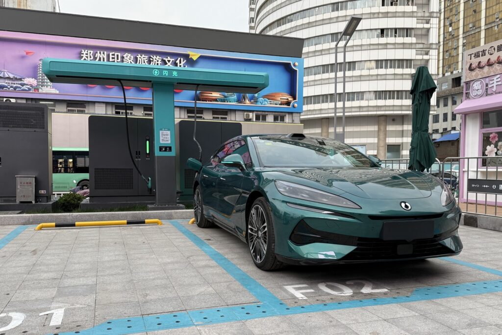 BYD Brasil lança carregador mais potente com tecnologia BESS em Brasília