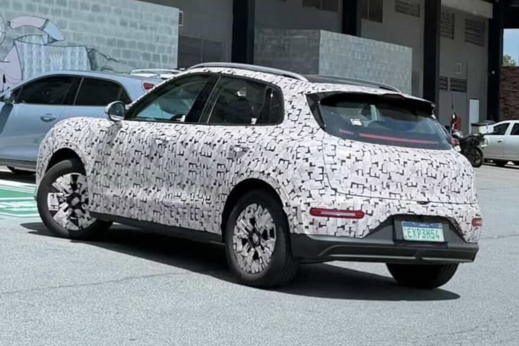GWM Ora 05 chega ao Brasil com tamanho similar ao Corolla Cross