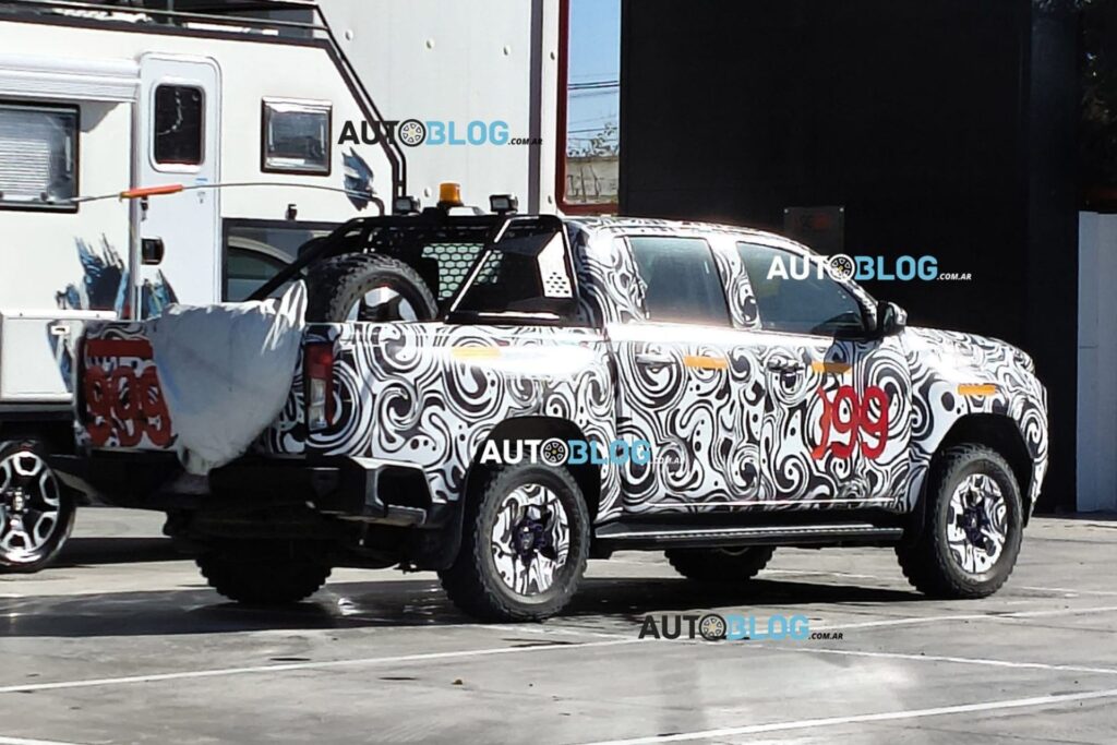 Flagra: nova Toyota Hilux elétrica é testada em local inusitado