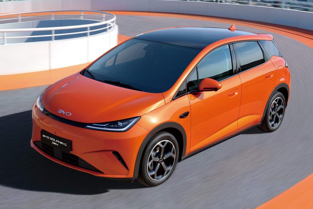 BYD Dolphin G híbrido tem autonomia de 1.000 km e chega ao Brasil em 2027