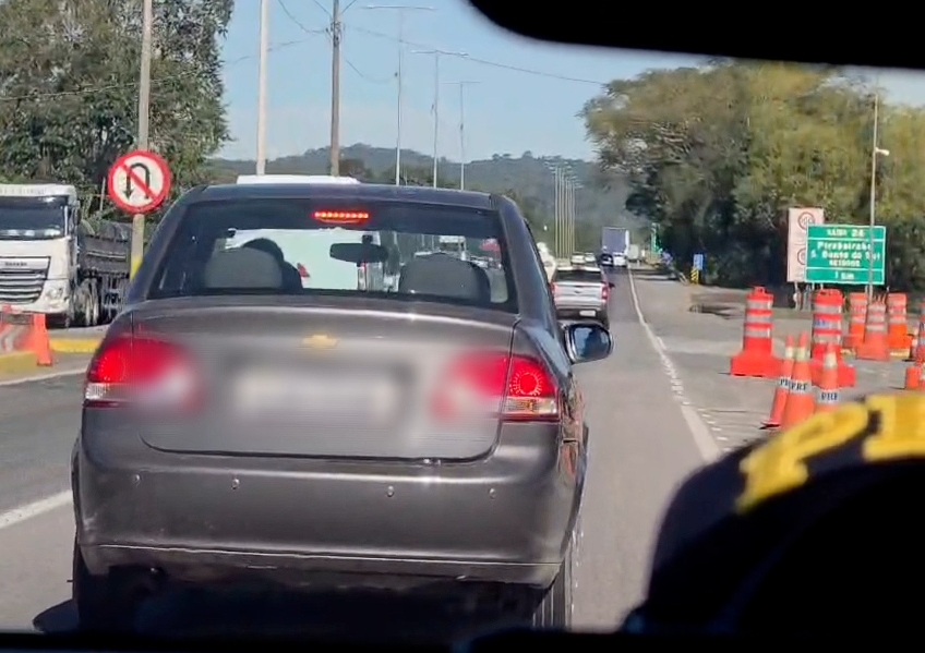 Família flagrada sem cinto na BR-101 em Santa Catarina