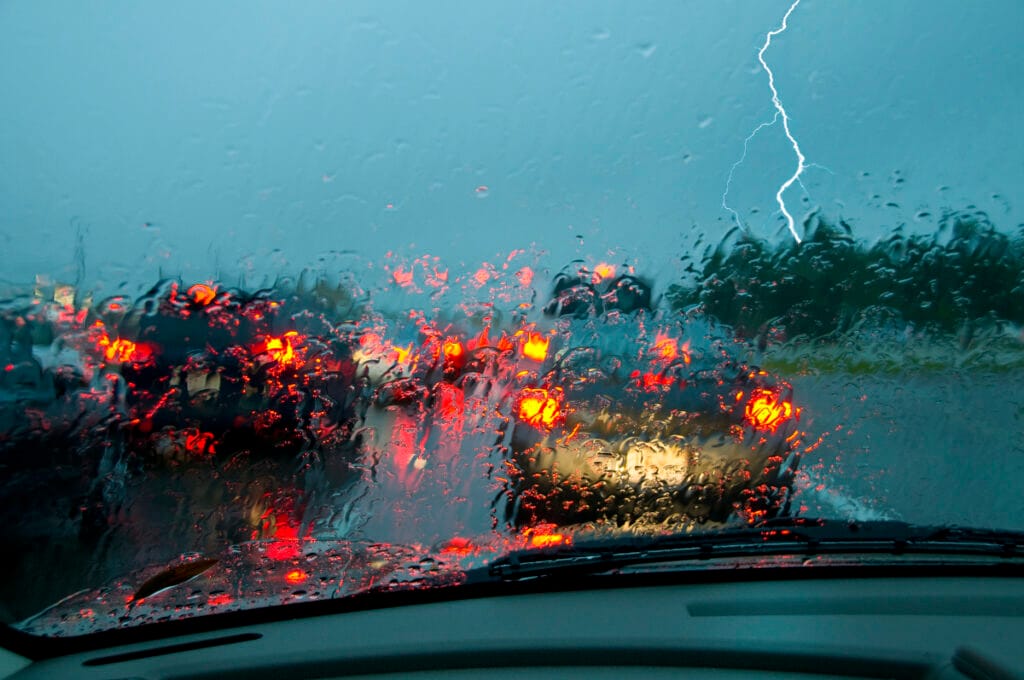 Guia prático para dirigir com segurança sob chuva