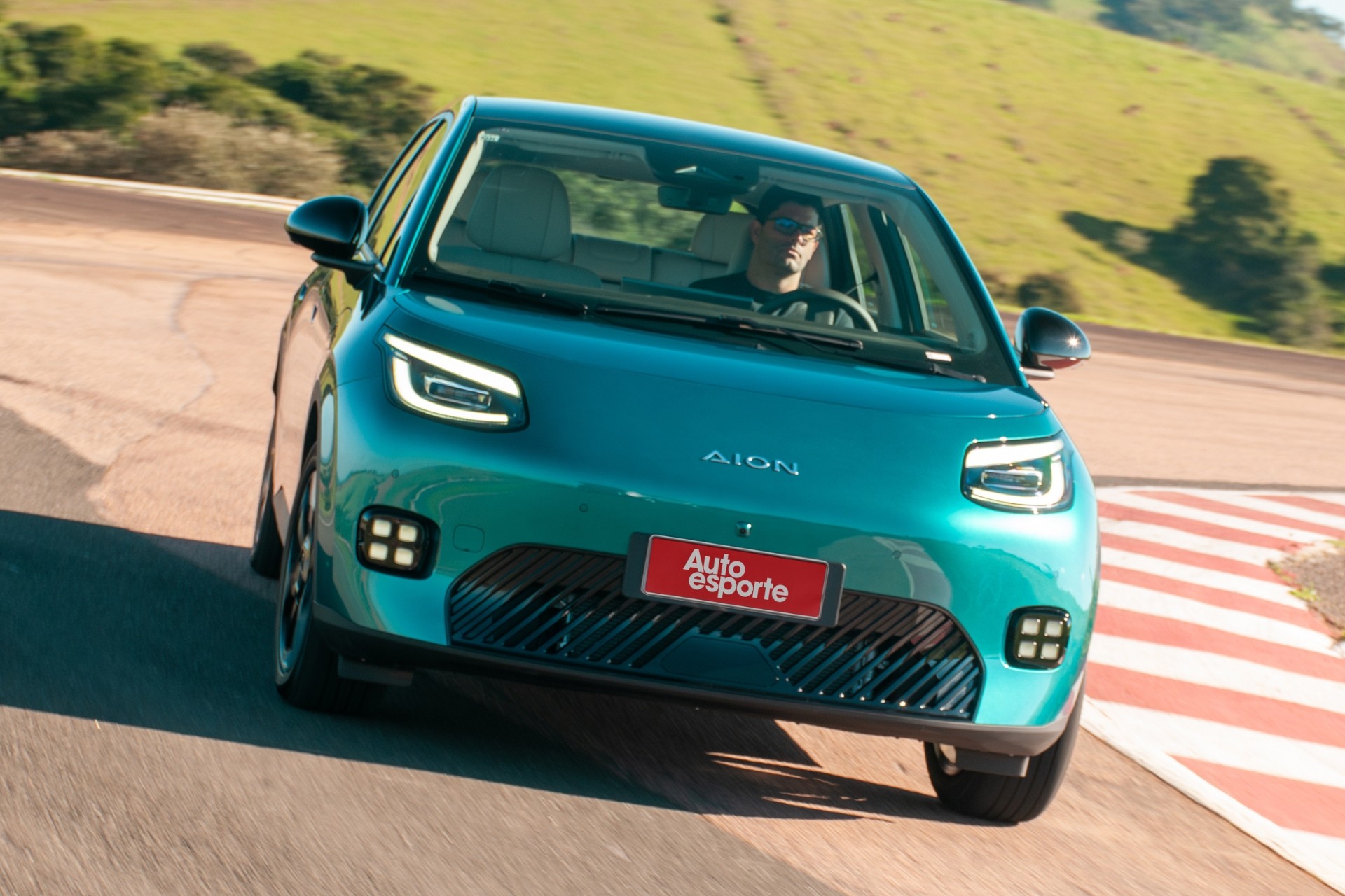 GAC Aion UT chega depois de BYD Dolphin e Geely EX2, mas é melhor?
