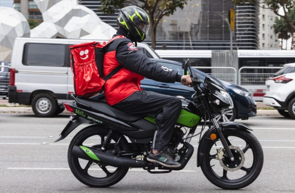 iFood CNH moto entregador: programa custeia até 90% da primeira habilitação