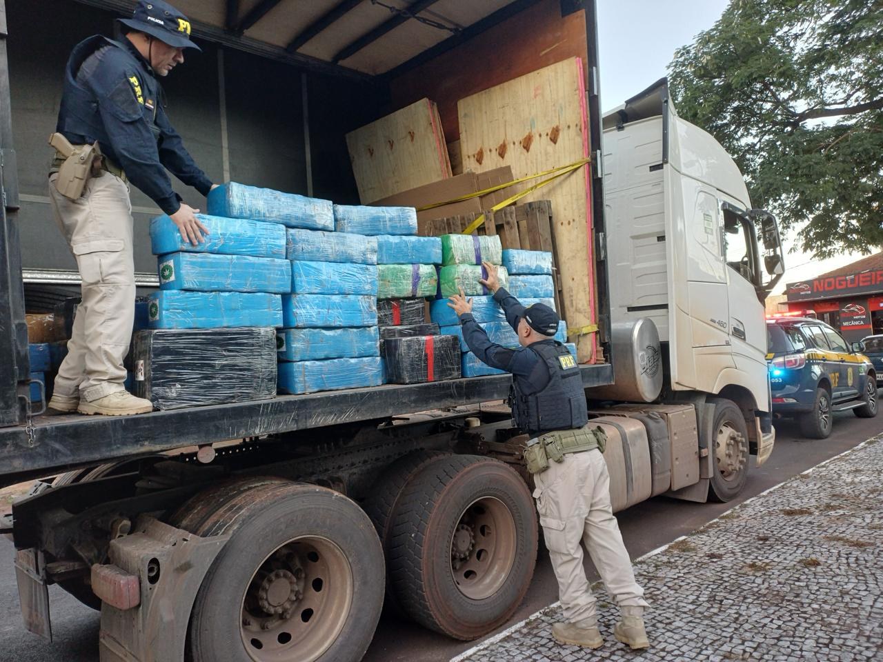 Caminhoneiro drogado é preso na BR-163 com 1.984 kg de maconha