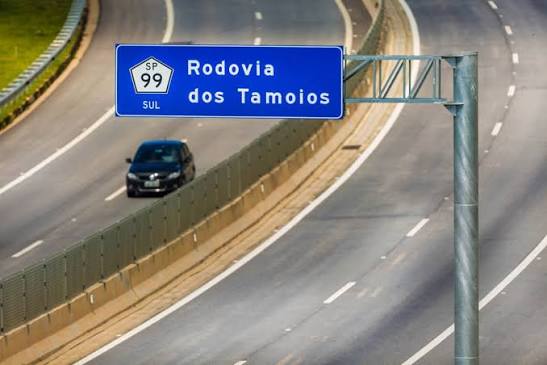 Bloqueio SPA-035 Paraibuna: retirada de árvores altera tráfego