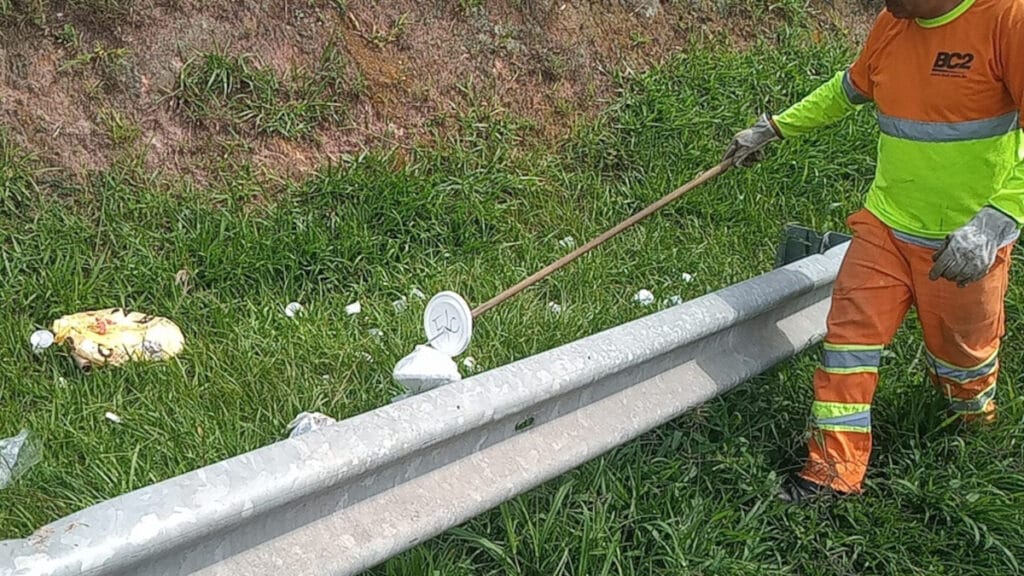 Jogar lixo pela janela do carro: multa e riscos nas rodovias