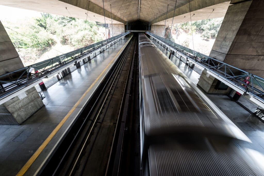 Mobilidade urbana e moradia: menos garagem, mais metrô