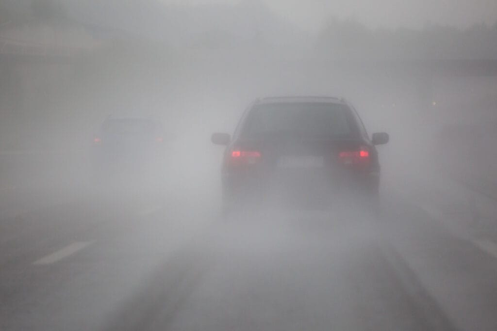 Guia de segurança para dirigir na neblina no inverno