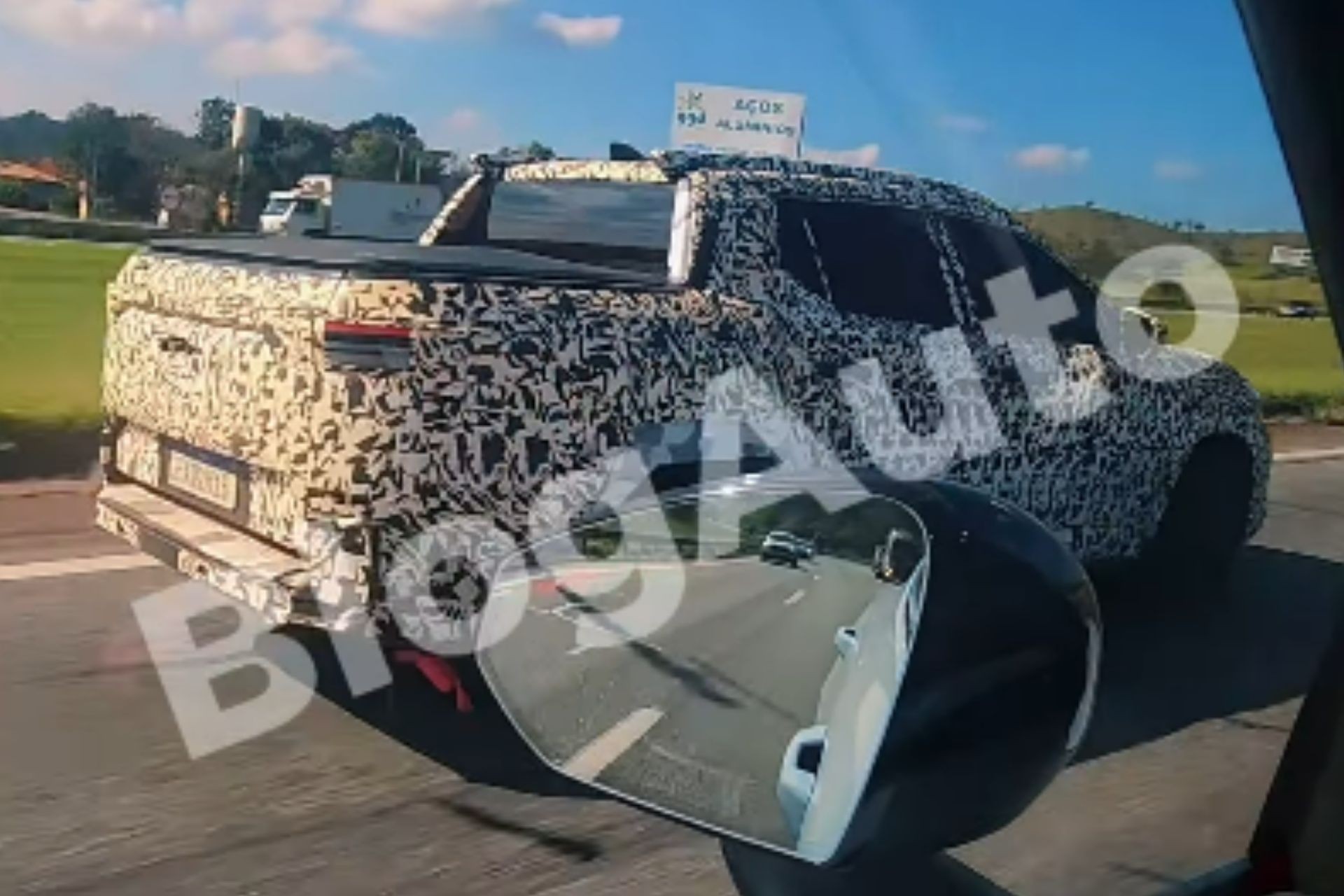 Flagra: picape Toyota Corolla surge em testes pela primeira vez