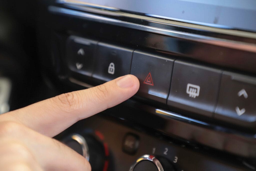 Detran orienta sobre uso correto do pisca-alerta