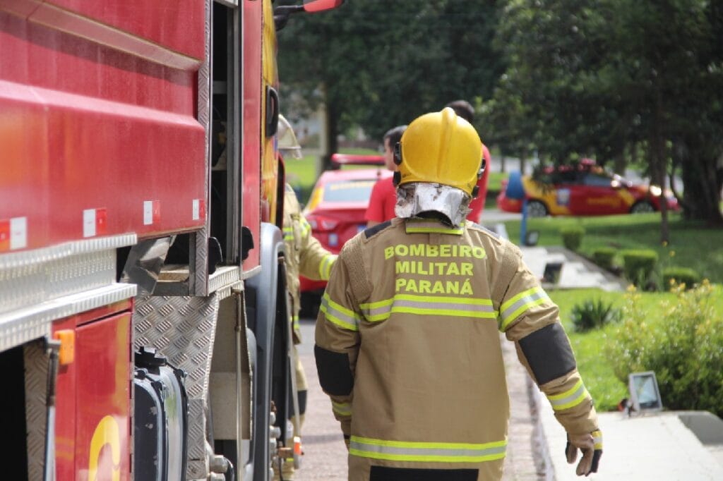 Soltar balão é crime: riscos de incêndios, apagões e acidentes