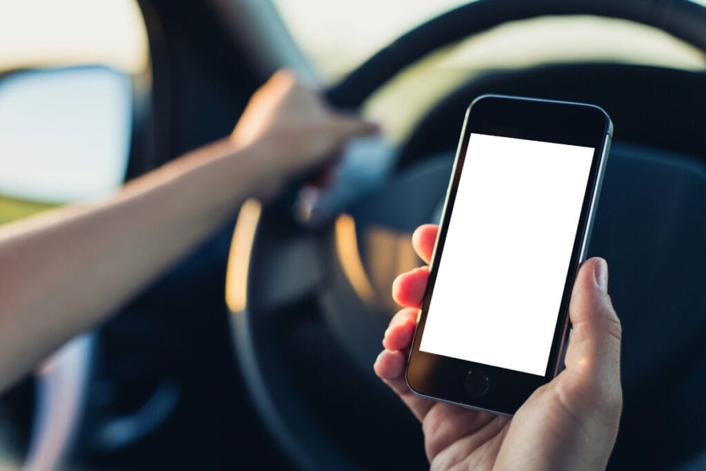 Multas por celular ao volante disparam 20% em Goiânia