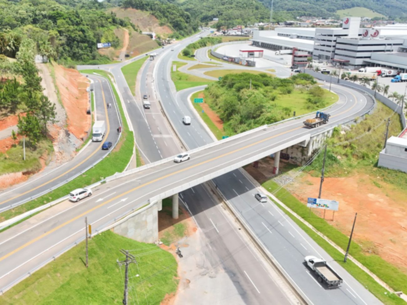 BR-470: viaduto de Gaspar liberado ao tráfego
