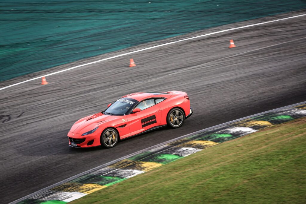 Testar Ferrari Interlagos: experiência com superesportivos