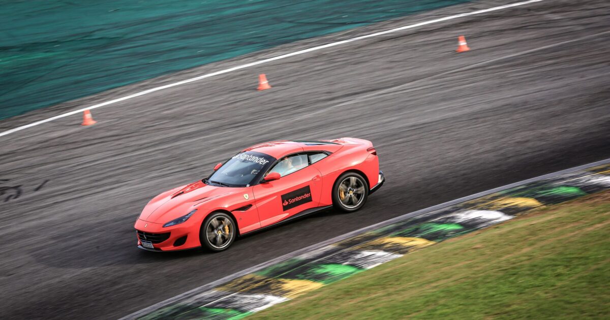 Testar Ferrari Interlagos: experiência com superesportivos