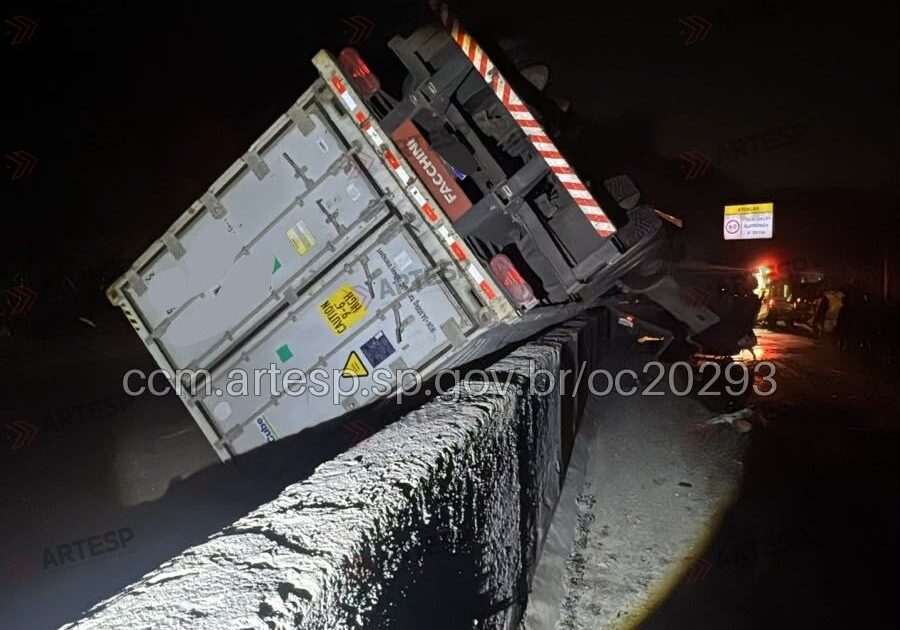 Pista de subida da Via Anchieta é interditada após acidente em Cubatão