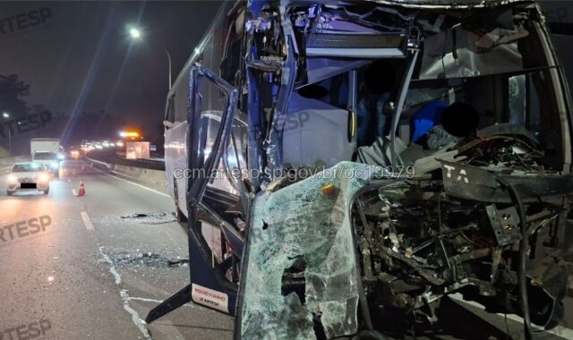 Acidente de ônibus no Rodoanel em Embu das Artes deixa 23 feridos