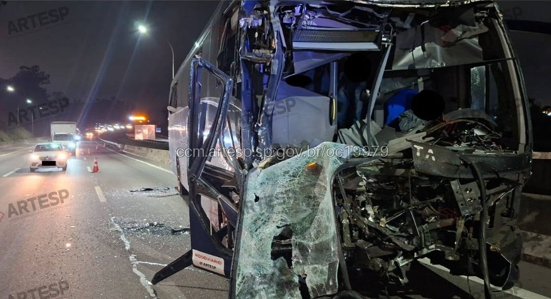 Acidente de ônibus no Rodoanel em Embu das Artes deixa 23 feridos