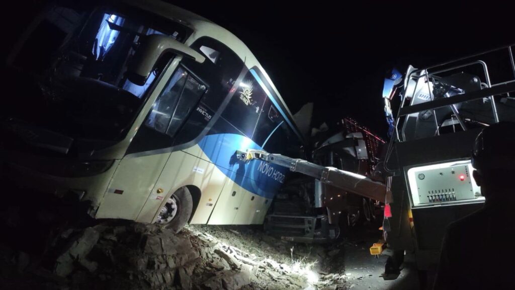 Acidente BR-135 MG: ônibus Novo Horizonte com 23 multas deixa 2 mortos