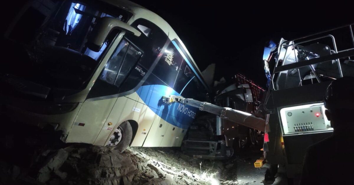 Acidente BR-135 MG: ônibus Novo Horizonte com 23 multas deixa 2 mortos