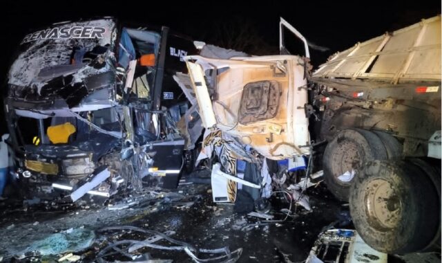 Acidente na MG-050 em Piumhi deixa dois mortos e 10 feridos
