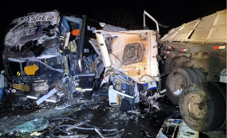 Acidente na MG-050 em Piumhi deixa dois mortos e 10 feridos