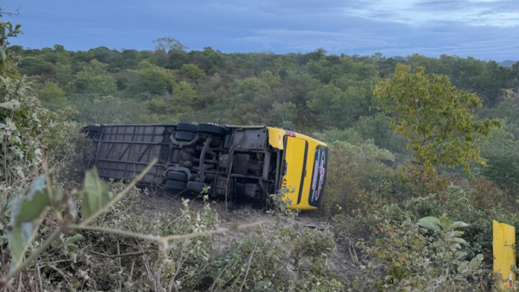 Acidente com ônibus de romeiros em Canindé deixa 2 mortos e 21 feridos