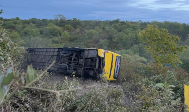 Acidente com ônibus de romeiros em Canindé deixa 2 mortos e 21 feridos