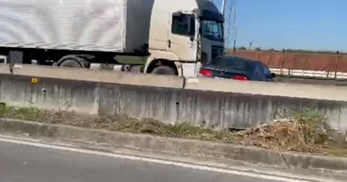 Carreta arrasta carro por vários metros na Via Dutra em São José