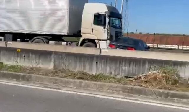 Carreta arrasta carro por vários metros na Via Dutra em São José