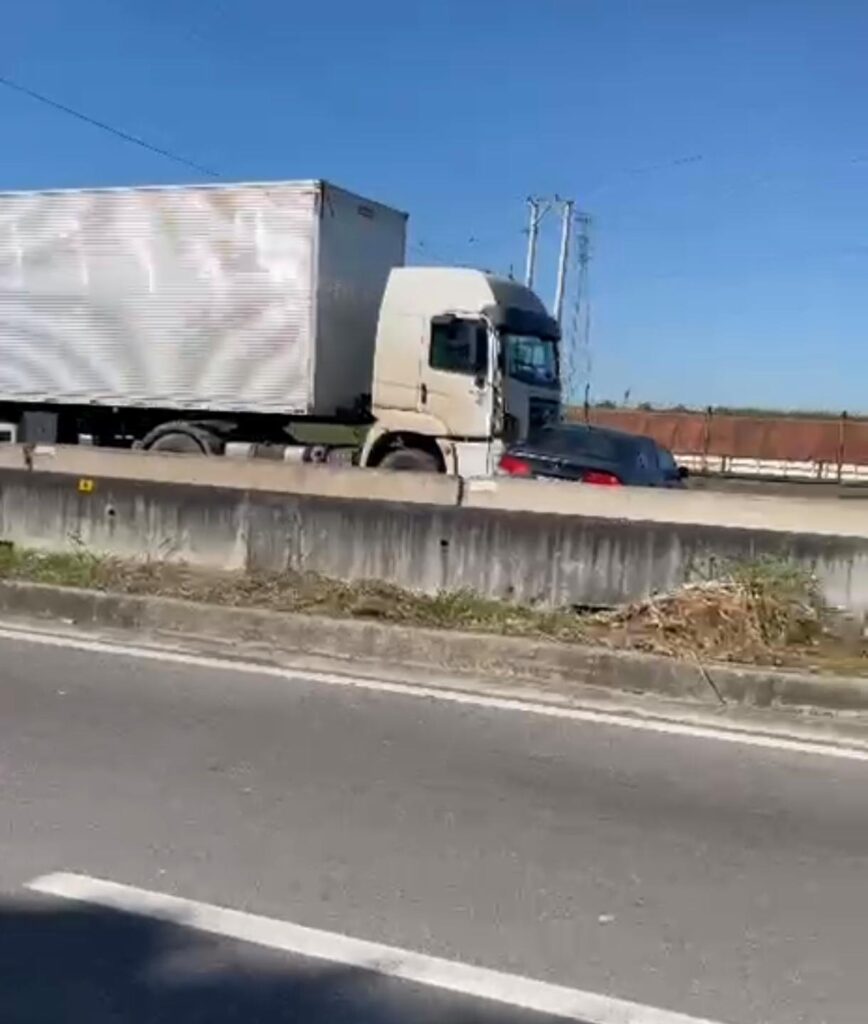 Carreta arrasta carro por vários metros na Via Dutra em São José