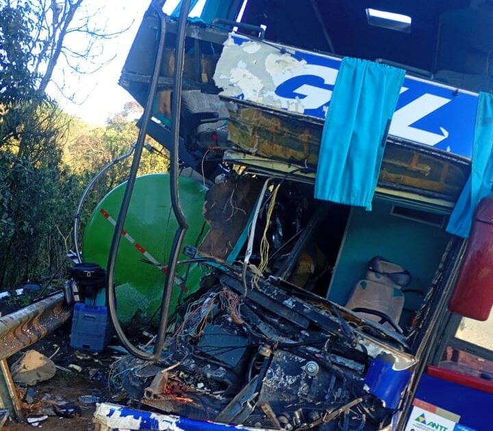Sobe para 3 o número de mortes em acidente na BR-267 MG