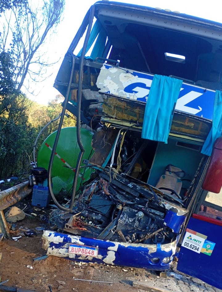 Sobe para 3 o número de mortes em acidente na BR-267 MG