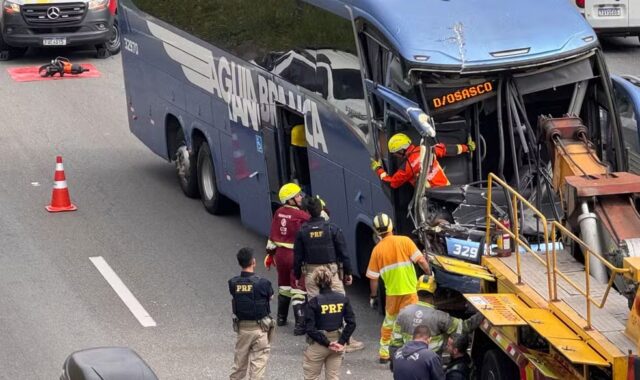 Acidente entre ônibus e carreta na Via Dutra causa lentidão em Arujá