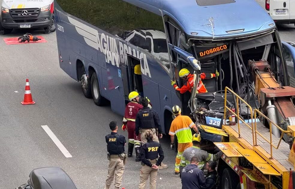 Acidente entre ônibus e carreta na Via Dutra causa lentidão em Arujá