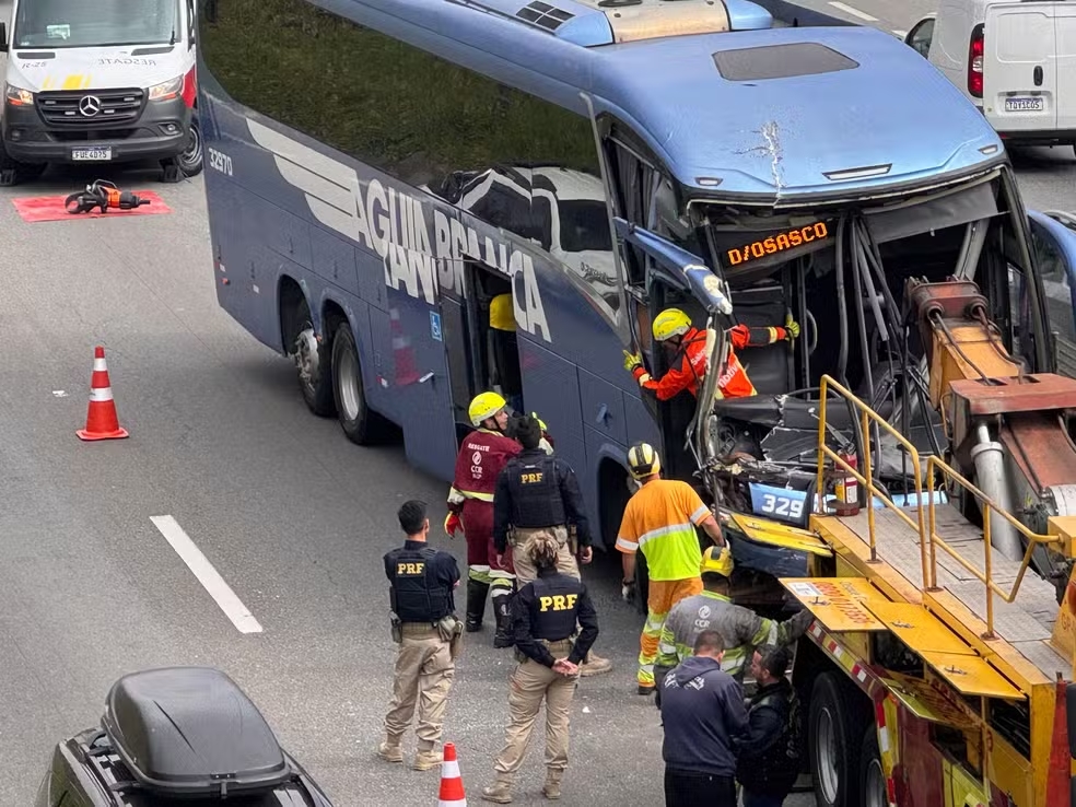 Acidente entre ônibus e carreta na Via Dutra causa lentidão em Arujá