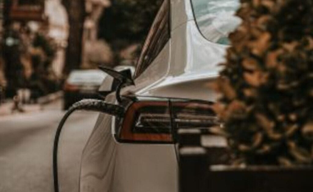 Carregar carro elétrico em tomada comum exige cuidados