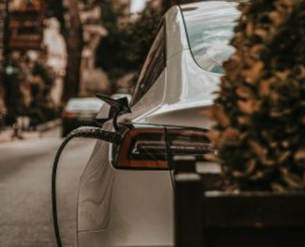 Carregar carro elétrico em tomada comum exige cuidados