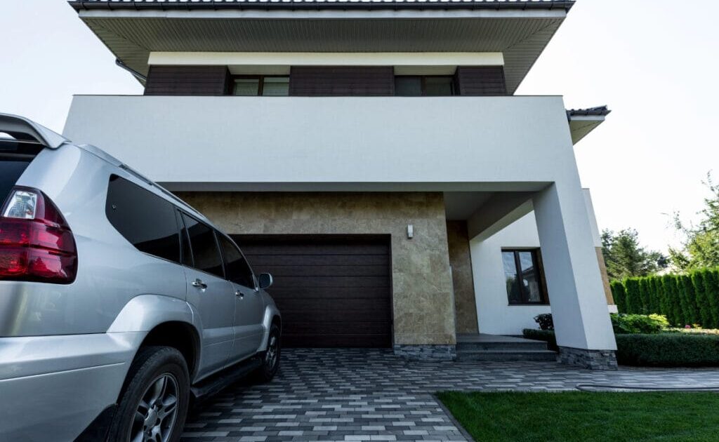 7 cuidados essenciais com o carro parado na garagem antes de viajar