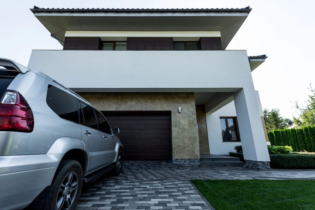 7 cuidados essenciais com o carro parado na garagem antes de viajar