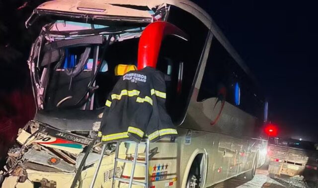 Acidente com ônibus na MG-410 deixa 19 feridos em Lagoa Grande