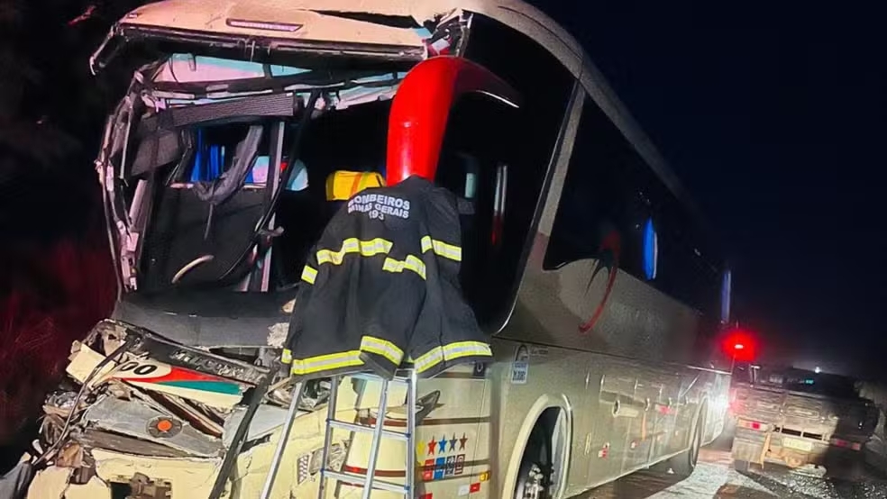Acidente com ônibus na MG-410 deixa 19 feridos em Lagoa Grande