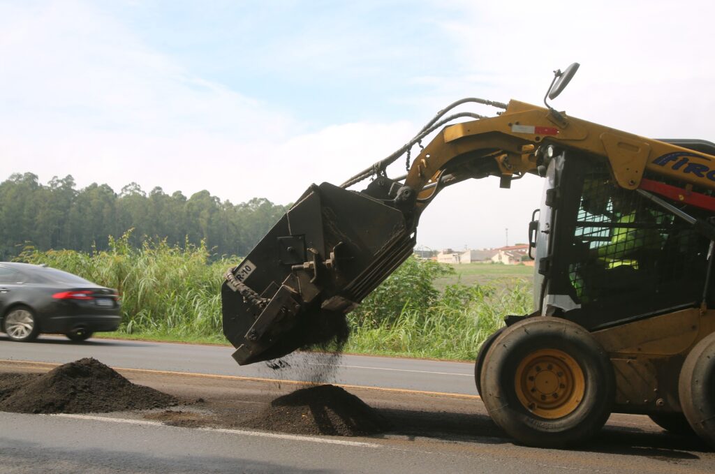 Obras em rodovias do Paraná melhoram pavimento nesta quinta