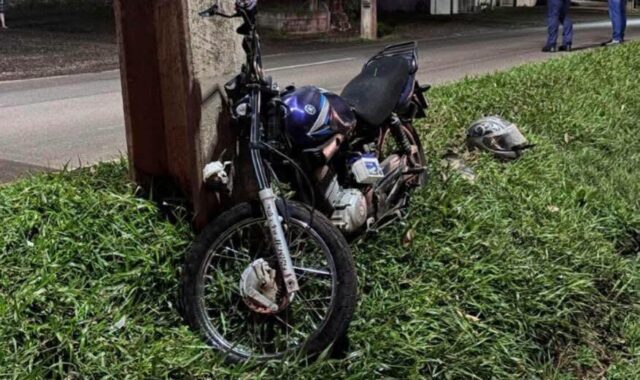 Condutor e carona de moto morrem em colisão contra poste na BR-163/SC