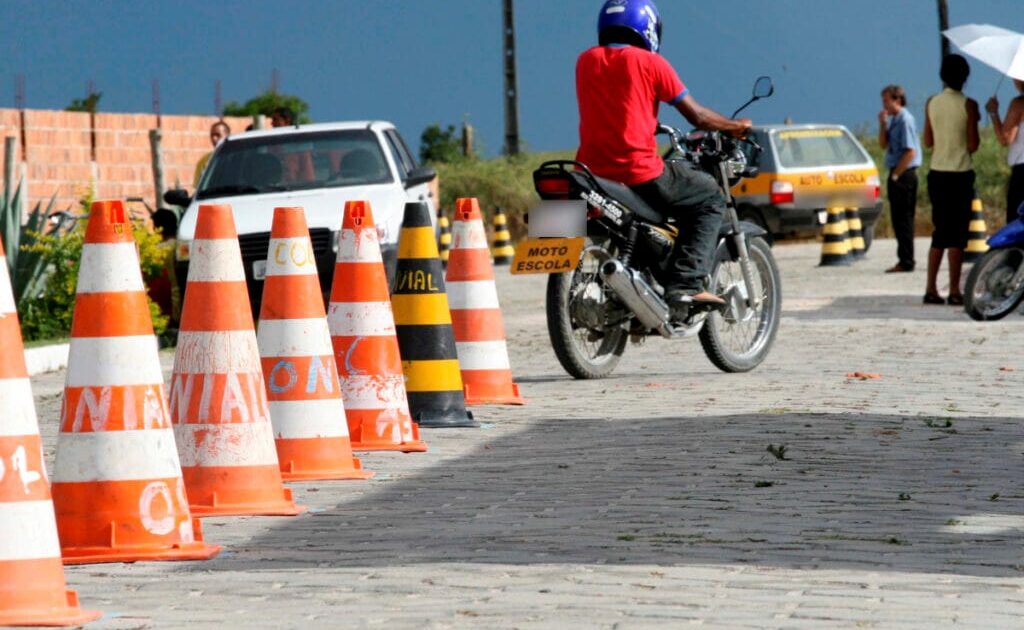 SP adota prova prática mais realista para CNH de moto