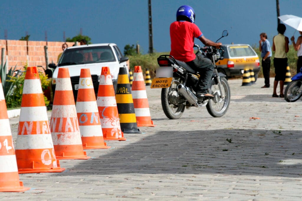 SP adota prova prática mais realista para CNH de moto
