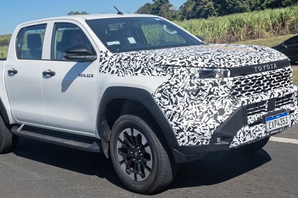 Nova Toyota Hilux 2025 flagrada no Brasil quase sem camuflagem
