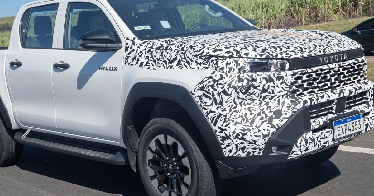 Nova Toyota Hilux 2025 flagrada no Brasil quase sem camuflagem